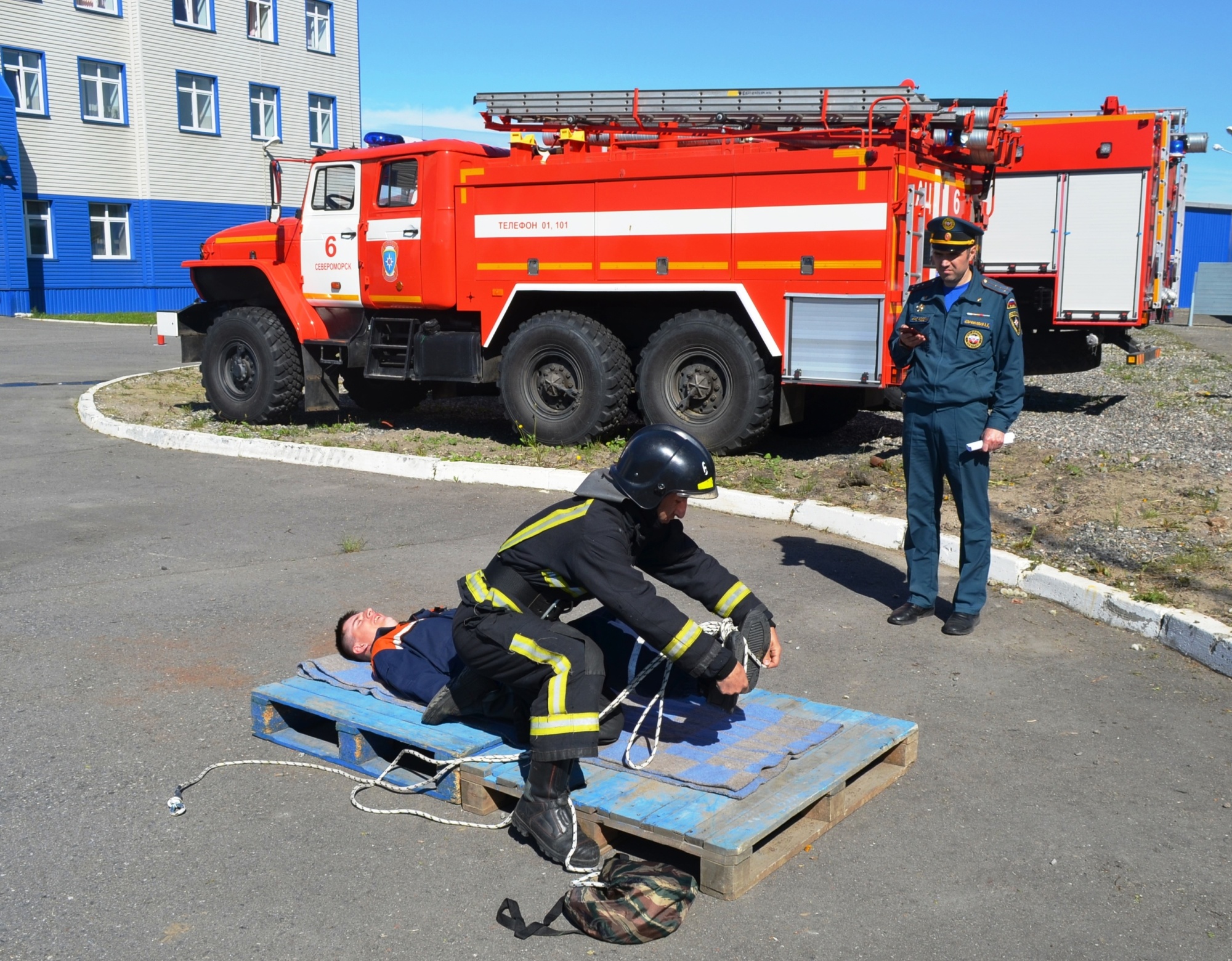 Пожарно строевая. МЧС Североморск. Пожарные в Североморске. Пожарно-строевая подготовка. Пожарный МЧС.